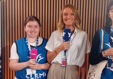 Nos collégiennes devenus « journalistes » au Club France pour les JO