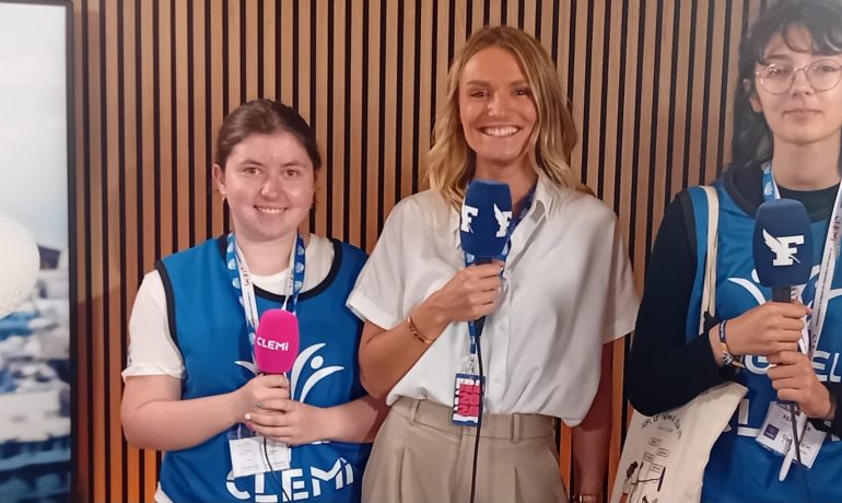 Nos collégiennes devenus « journalistes » au Club France pour les JO