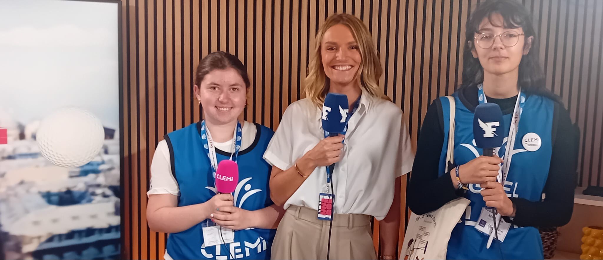 Nos collégiennes devenus « journalistes » au Club France pour les JO